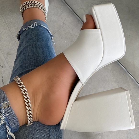 BRAND NEW Shop Official Bee Emerson Heel 🤍🤍🤍 - Picture 2 of 6